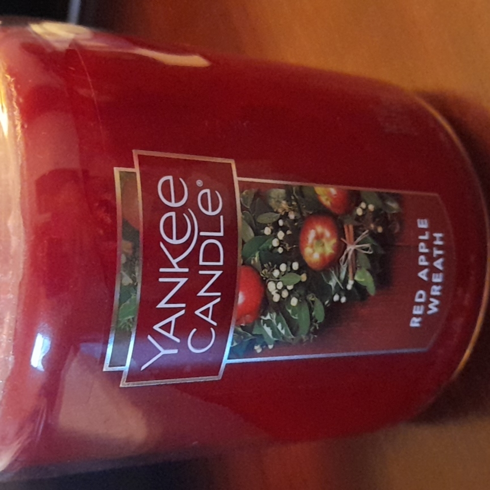 New! Red Apple Wreath candle